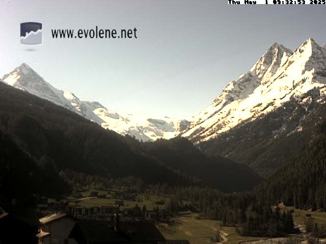 Webcam Evolène - Vue sur la Dent-Blanche et les Dents de Veisivi depuis le Chalet Bellevue à Evolène